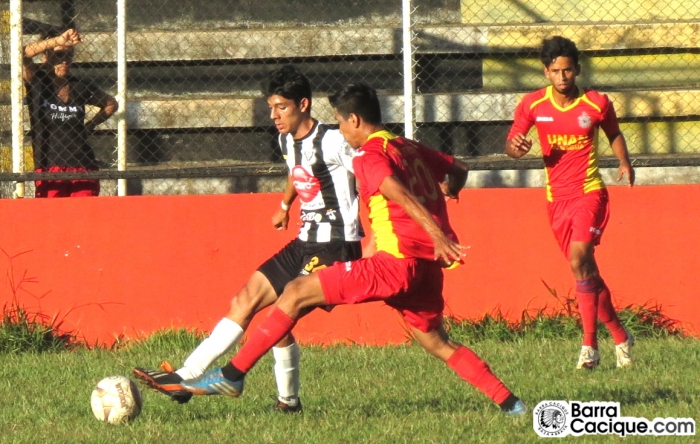 Jorge Espinoza, inscrito con la juvenil especial, jugó con el primer equipo el pasado domingo