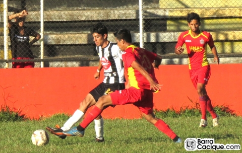 Jorge Espinoza, inscrito con la juvenil especial, jugó con el primer equipo el pasado domingo